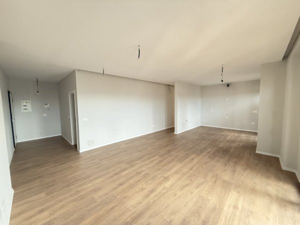 Tirane, jepet me qera zyre Kati 17, 160 m² 2.000 € (Garden Building)