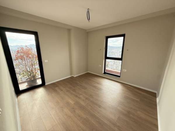 Tirane, jepet me qera zyre Kati 17, 160 m² 2.000 € (Garden Building)