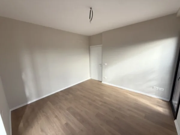 Tirane, jepet me qera zyre Kati 17, 160 m² 2.000 € (Garden Building)