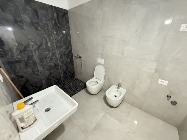 Tirane, jepet me qera zyre Kati 17, 160 m² 2.000 € (Garden Building)