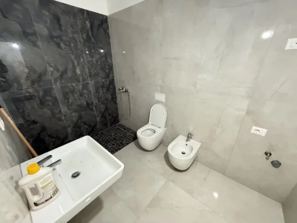 Tirane, jepet me qera zyre Kati 17, 160 m² 2.000 € (Garden Building)