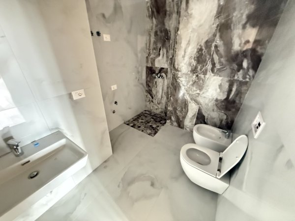 Tirane, jepet me qera zyre Kati 17, 160 m² 2.000 € (Garden Building)