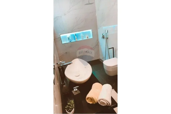 Vlore - Lungomare, shitet shtepi 2+1 Kati 0, 500 m² 370.000 € (7 Pallatet, Vlore)