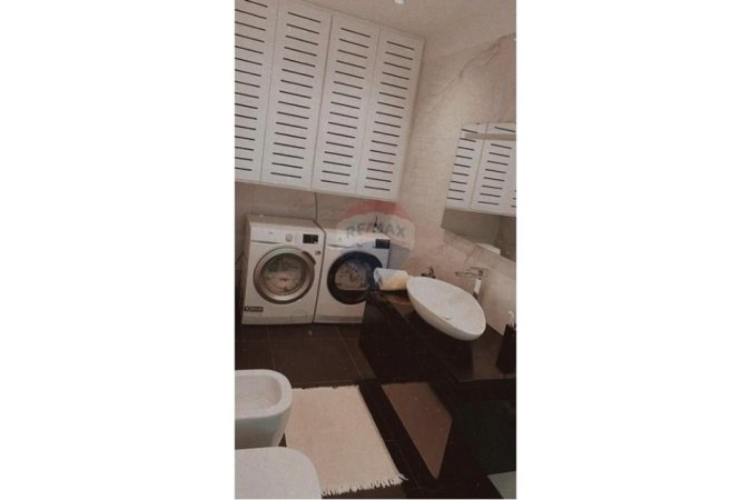 Vlore - Lungomare, shitet shtepi 2+1 Kati 0, 500 m² 370.000 € (7 Pallatet, Vlore)