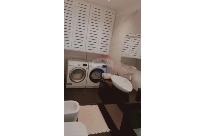 Vlore - Lungomare, shitet shtepi 2+1 Kati 0, 500 m² 370.000 € (7 Pallatet, Vlore)