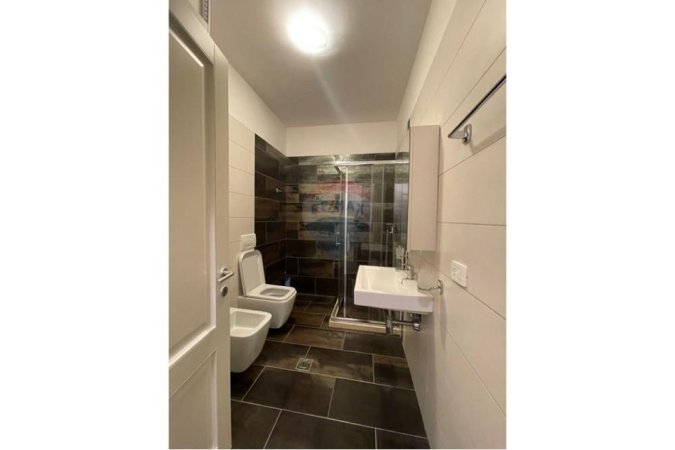 Tirane, jepet me qera apartament 2+1+Ballkon Kati 6, 110 m² 850 € (Rruga e Kavajes)