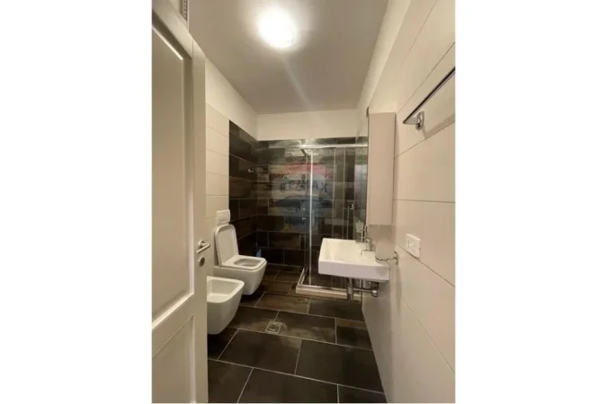 Tirane, jepet me qera apartament 2+1+Ballkon Kati 6, 110 m² 850 € (Rruga e Kavajes)