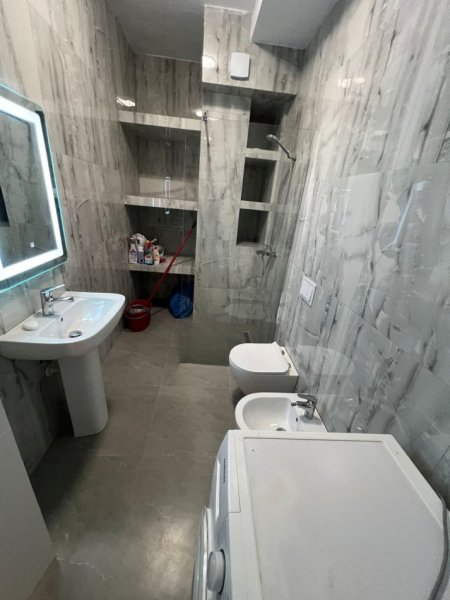 Tirane, jepet me qera apartament 1+1 Kati 5, 70 m² 730 € (Rruga Anton Lufi)