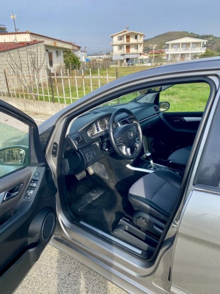Kavaje, shitet makine Mercedes benz b class 180 cdi Nafte, ulliri automatik Kondicioner 244.000 km 3.800 €