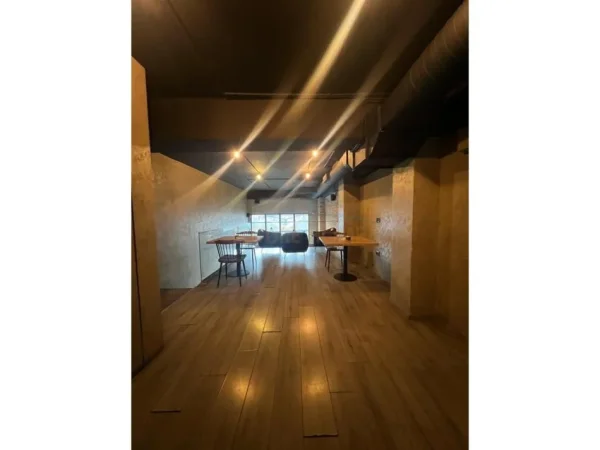 Tirane, jepet me qera bar-kafe Kati 0, 90 m² 1.300 € (Oxhak)