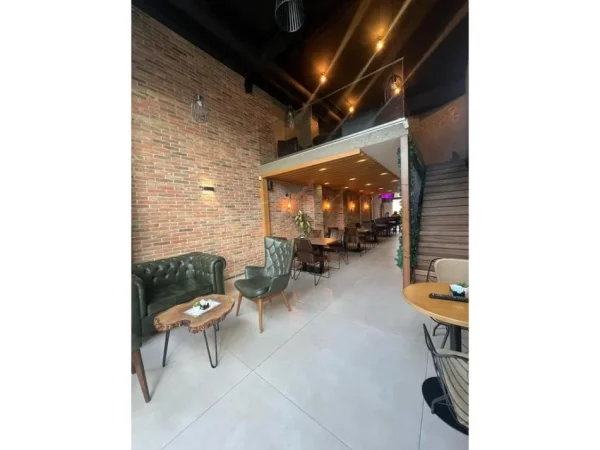Tirane, jepet me qera bar-kafe Kati 0, 90 m² 1.300 € (Oxhak)