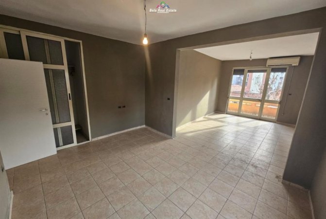 Tirane, jepet me qera zyre Kati 3, 92 m² 800 € (Rruga e Kavajes)