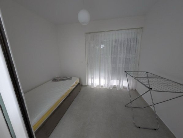 Tirane, jepet me qera apartament 2+1+Ballkon Kati 2, 72 m² 650 € (Selvia)