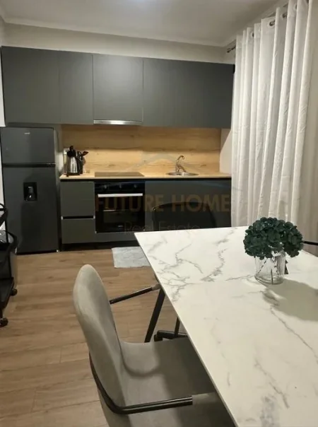 Durres, jepet me qera apartament 1+1+Ballkon Kati 6, 83 m² 800 € (Rruga Kajo Karafili)