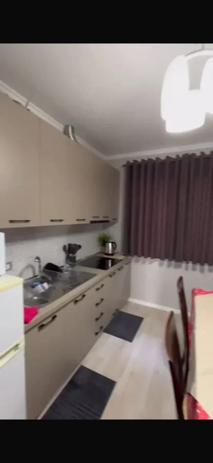 Tirane, jepet me qera apartament 2+1 Kati 3, 80 m² 520 € (Laprake)