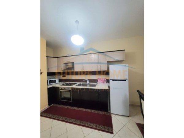 Tirane, jap me qera apartament 1+1+Ballkon Kati 2, 70 m² 350 € (FRESK)