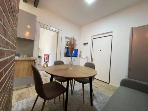 Tirane, jepet me qera apartament 1+1 Kati 3, 50 m² 600 € (Rruga Myslym Shyri)