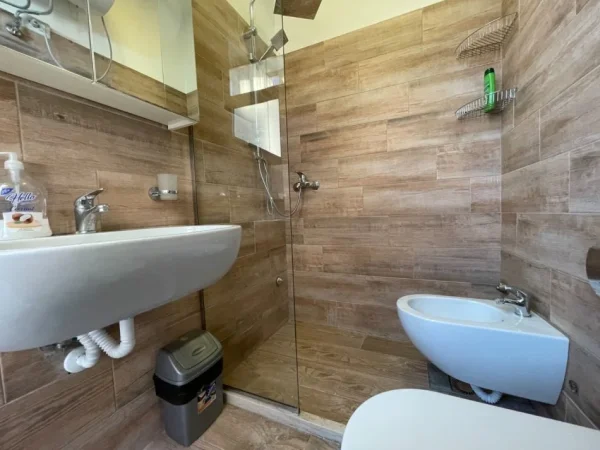 Tirane, jepet me qera apartament 1+1 Kati 3, 50 m² 600 € (Rruga Myslym Shyri)