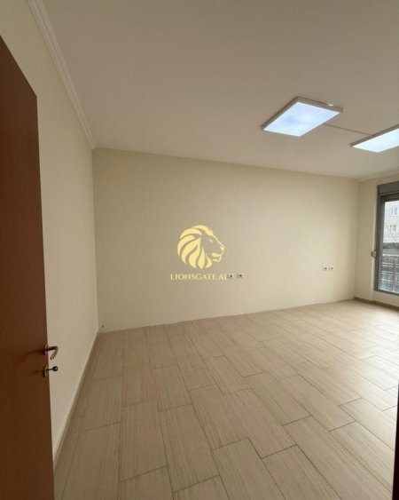 Tirane, jepet me qera ambjent biznesi , 120 m² 1.000 € 
