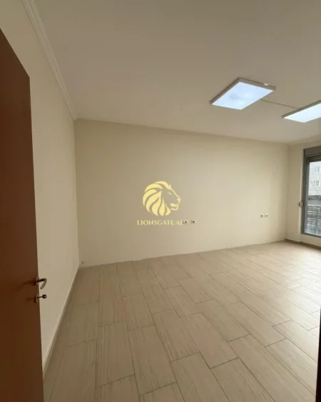 Tirane, jepet me qera ambjent biznesi , 120 m² 1.000 € 