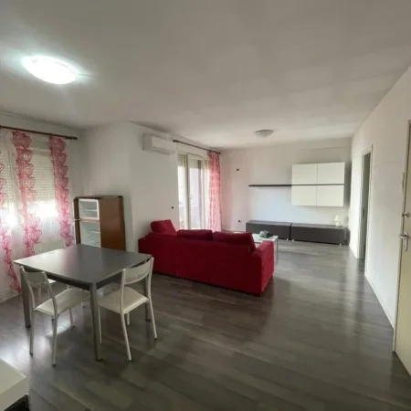 Durres, jepet me qera apartament 2+1+Ballkon Kati 2, 400 € ( APARTAMENT ME QIRA 2+1 (Pranë Kopshtit Sotir Noka, Durrës) 069 378 0684 +3550692039456 Çmimi: 400€ neto)