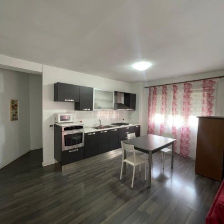 Durres, jepet me qera apartament 2+1+Ballkon Kati 2, 400 € ( APARTAMENT ME QIRA 2+1 (Pranë Kopshtit Sotir Noka, Durrës) 069 378 0684 +3550692039456 Çmimi: 400€ neto)