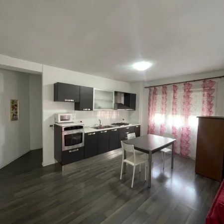 Durres, jepet me qera apartament 2+1+Ballkon Kati 2, 400 € ( APARTAMENT ME QIRA 2+1 (Pranë Kopshtit Sotir Noka, Durrës) 069 378 0684 +3550692039456 Çmimi: 400€ neto)