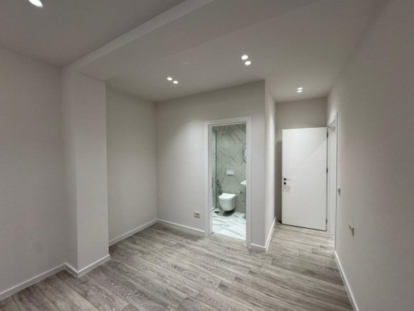 Tirane, jepet me qera apartament 2+1+Ballkon Kati 12, 104 m² 1.100 € (Rruga Mine Peza)