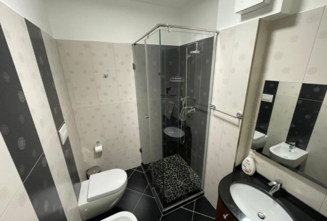 Tirane, jepet me qera apartament 3+1 Kati 5, 126 m² 1.000 € (LIQENI I THATE)