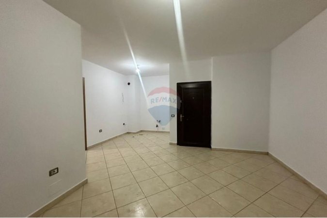Tirane, shitet apartament 1+1+Ballkon , 75 m² 95.000 € (Pallatet Cabej)