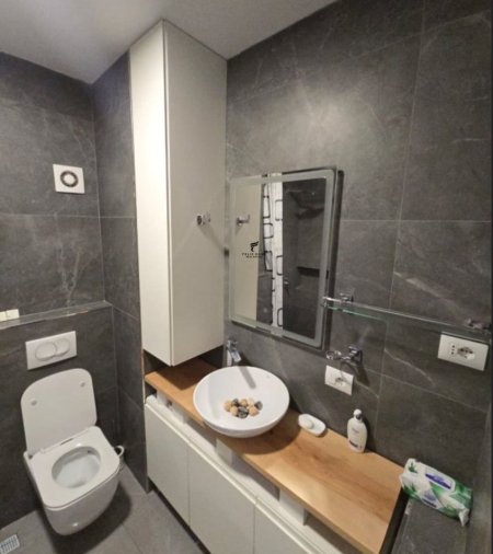 Tirane, jepet me qera apartament 2+1 Kati 1, 98 m² 600 € (YZBERISHT)