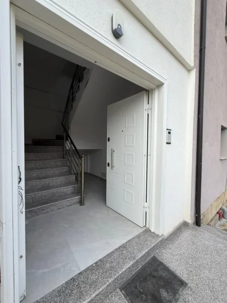 Tirane, jepet me qera Vile 3+1+Ballkon Kati 1, 550 € 