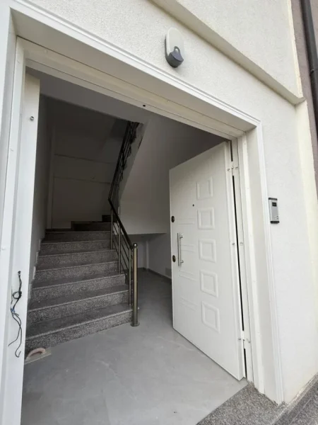 Tirane, jepet me qera Vile 3+1+Ballkon Kati 1, 550 € 