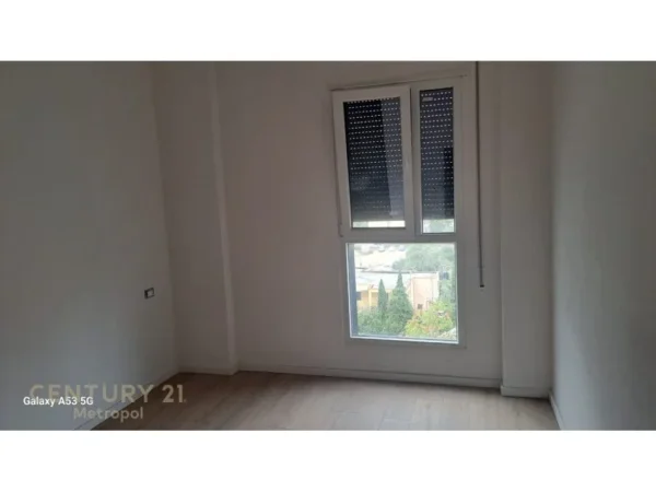 Tirane, jepet me qera zyre Kati 5, 98 m² 550 € (Don Bosko)