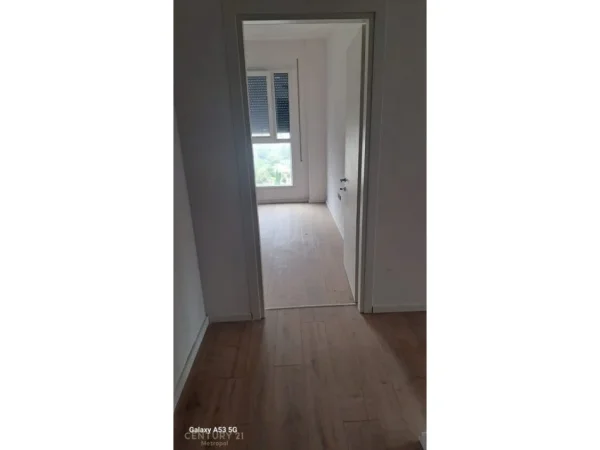 Tirane, jepet me qera zyre Kati 5, 98 m² 550 € (Don Bosko)