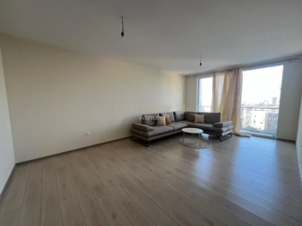 Tirane, jepet me qera ambjent biznesi Kati 4, 83 m² 650 € (Farmacia 10)