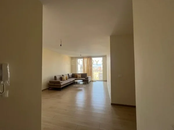 Tirane, jepet me qera ambjent biznesi Kati 4, 83 m² 650 € (Farmacia 10)