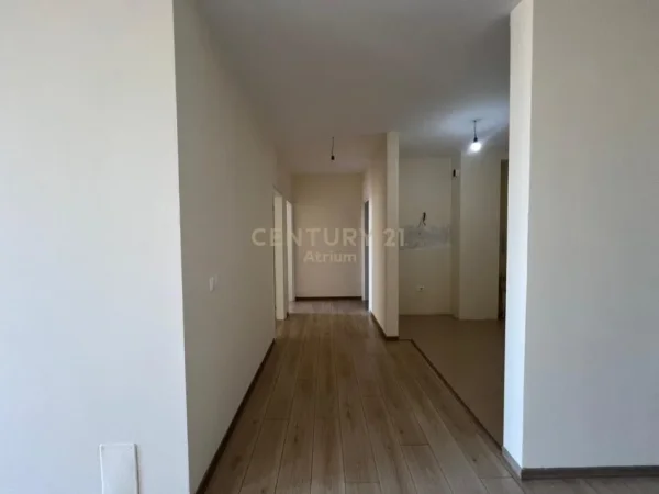 Tirane, jepet me qera ambjent biznesi Kati 4, 83 m² 650 € (Farmacia 10)