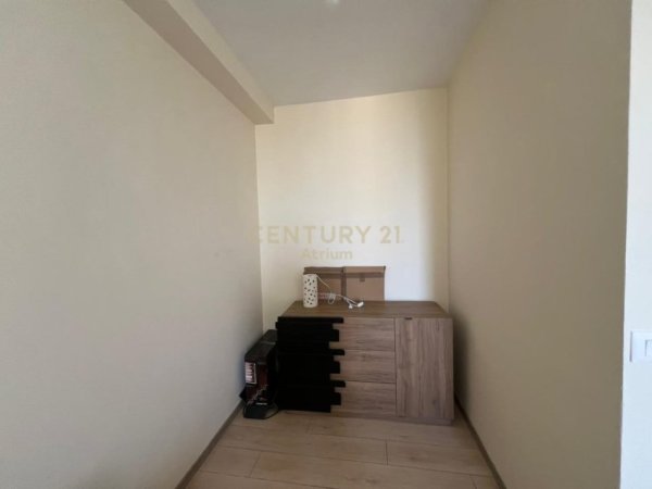 Tirane, jepet me qera ambjent biznesi Kati 4, 83 m² 650 € (Farmacia 10)