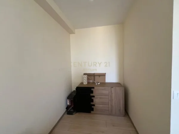 Tirane, jepet me qera ambjent biznesi Kati 4, 83 m² 650 € (Farmacia 10)