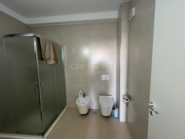 Tirane, jepet me qera ambjent biznesi Kati 4, 83 m² 650 € (Farmacia 10)