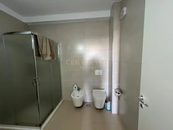 Tirane, jepet me qera ambjent biznesi Kati 4, 83 m² 650 € (Farmacia 10)