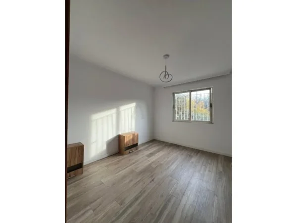 Tirane, shitet 1+1 Kati 1, 59 m² 90.000 € (Ish stacioni i fundit i Tiranes se Re)