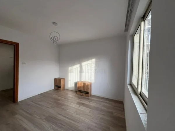 Tirane, shitet 1+1 Kati 1, 59 m² 90.000 € (Ish stacioni i fundit i Tiranes se Re)