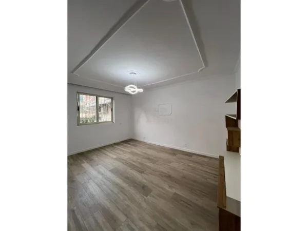 Tirane, shitet 1+1 Kati 1, 59 m² 90.000 € (Ish stacioni i fundit i Tiranes se Re)
