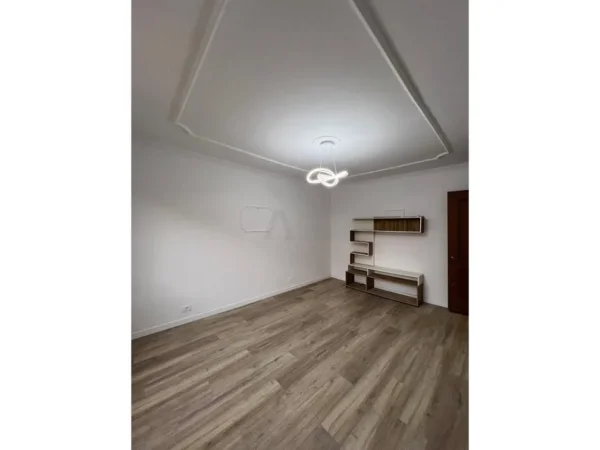 Tirane, shitet 1+1 Kati 1, 59 m² 90.000 € (Ish stacioni i fundit i Tiranes se Re)