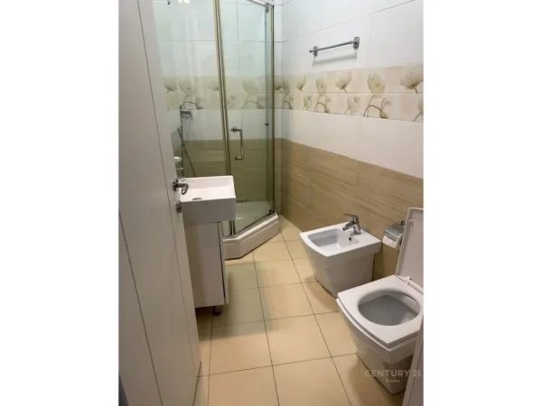 Tirane, jepet me qera apartament 1+1 Kati 1, 79 m² 600 € (Liqeni Thate)
