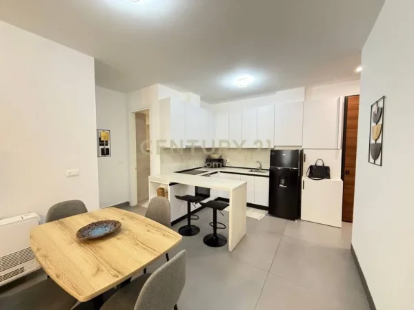 Tirane, jepet me qera apartament 2+1 Kati 1, 120 m² 1.200 € (Liqeni Thate)