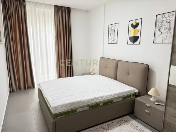 Tirane, jepet me qera apartament 2+1 Kati 1, 120 m² 1.200 € (Liqeni Thate)