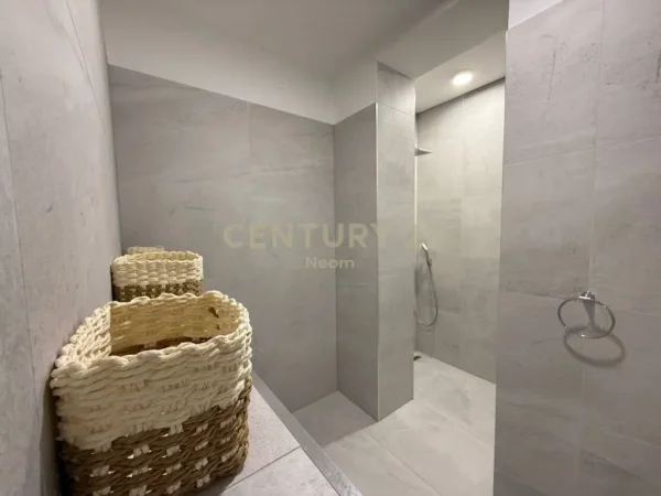 Tirane, jepet me qera apartament 2+1 Kati 1, 120 m² 1.200 € (Liqeni Thate)